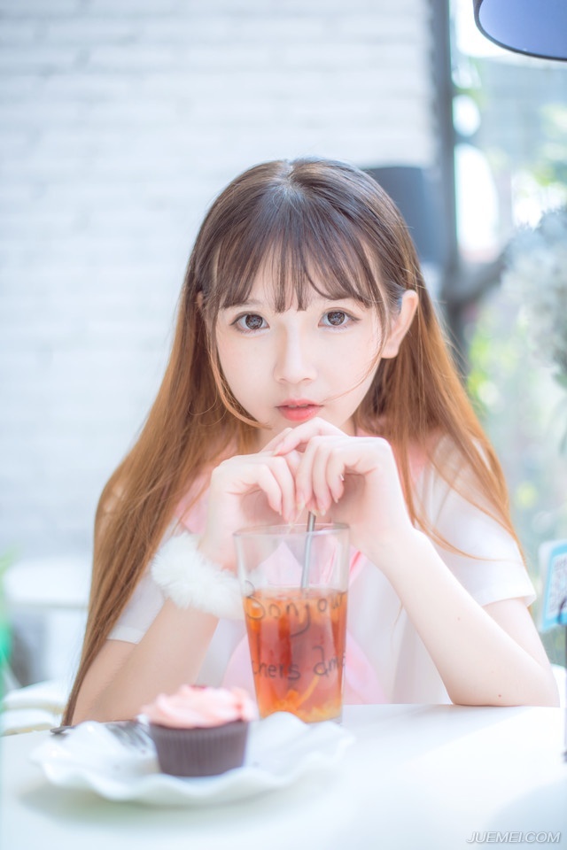 人允许一个陌生人的发迹，却不能容忍一个身边人的晋升。因为同一层次的人之间存在着对比利益的冲突，而与陌生人不存在这方面的问题。